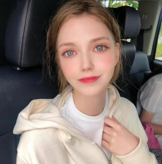 98年的仙女模特chloe,火爆全网,精灵般可爱,被誉为超越人类美貌