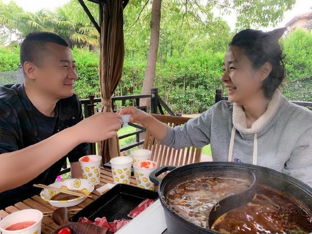 爱情公寓lisa榕豪宅罕曝光!居家野营,自带庭院绿树环绕似公园