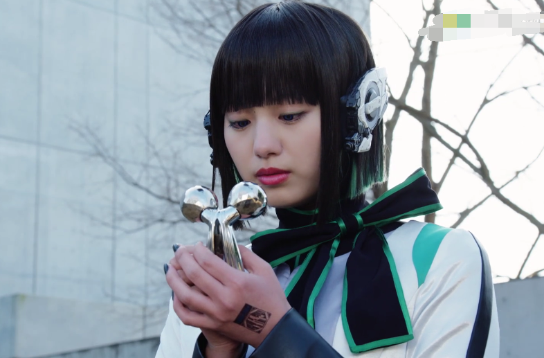 假面骑士零一:女模特拥抱或人,醋王伊兹上线,眼睛仿佛能杀人!