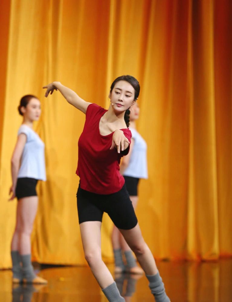 李纯与关晓彤同台飙舞技火辣身材吸人眼球曾获张艺谋力捧