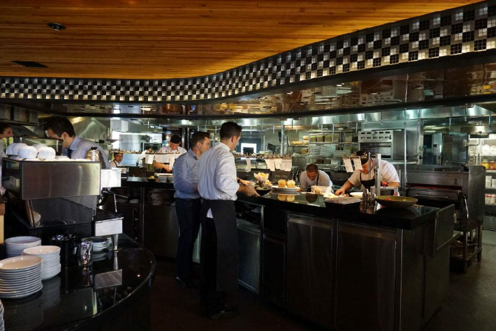 中国大厨猛火烧虾爆红国外 老外 我要消防车在旁边才敢这么烧 腾讯新闻