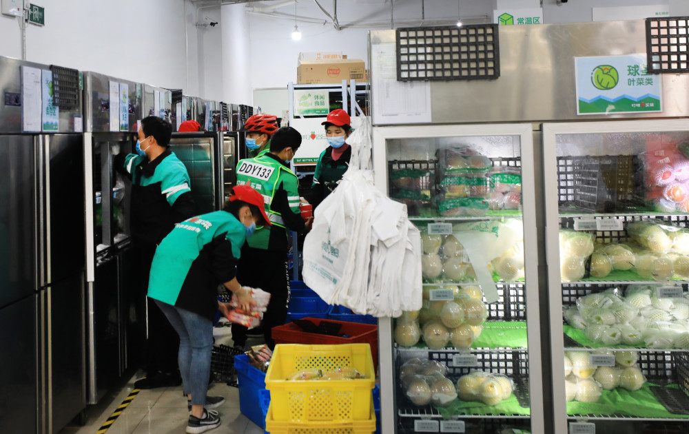 "叮咚买菜"上海浦东云山路前置仓内,分拣员根据网络订单配货(4月17