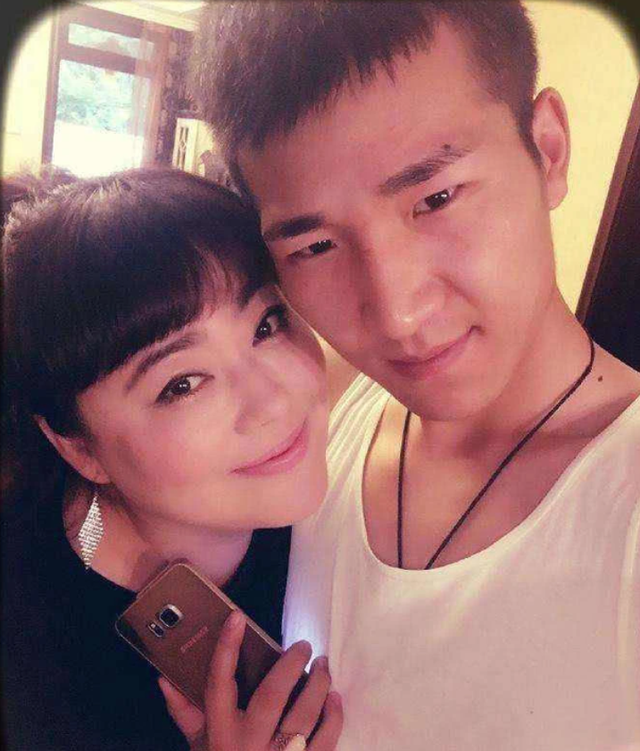 知情人曝李菁菁拒还千万诬陷助理四段婚史李菁菁方造谣