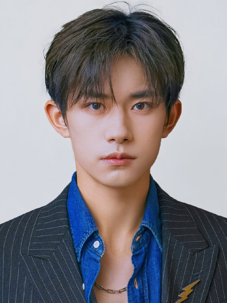 易烊千玺|易烊千玺颜值遭质疑，网友发布他的脸部比例图，公认黄金比例脸