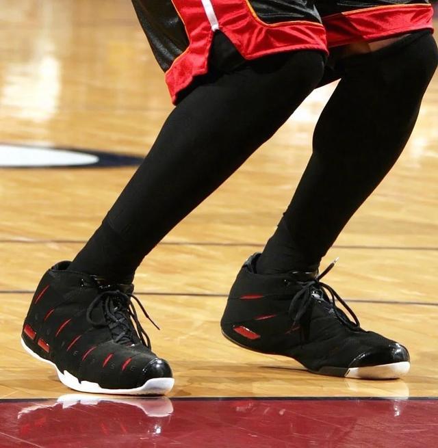 nba球员上脚乌布雷的匡威球鞋还有追梦格林和韦德