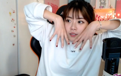 周淑怡直播被要求关美颜,二话不说直接关了,水友:我看见雀斑了