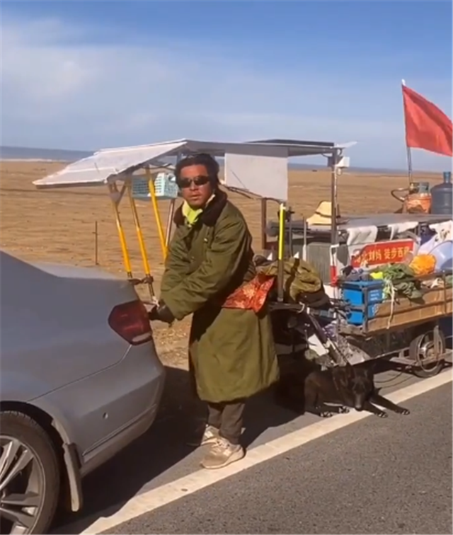 又有人"假徒步"西藏,开的是奔驰,车尾拖三轮,被发现立马开走
