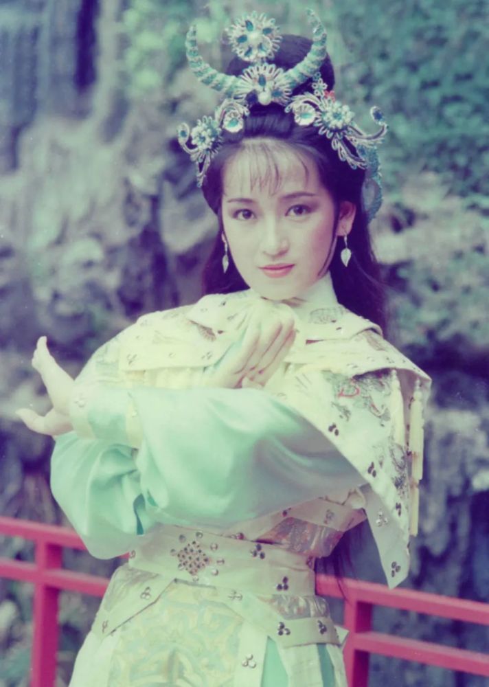 替他啜毒而死;临死前仍设计用七心海棠蜡烛,杀死师门败类石万嗔等人