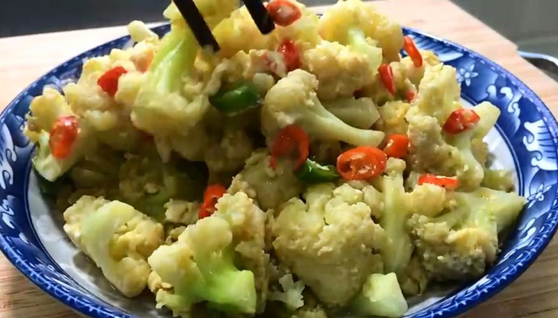 你吃过花菜炒鸡蛋没有 超好吃 前几天租房时邻居教我的 腾讯新闻