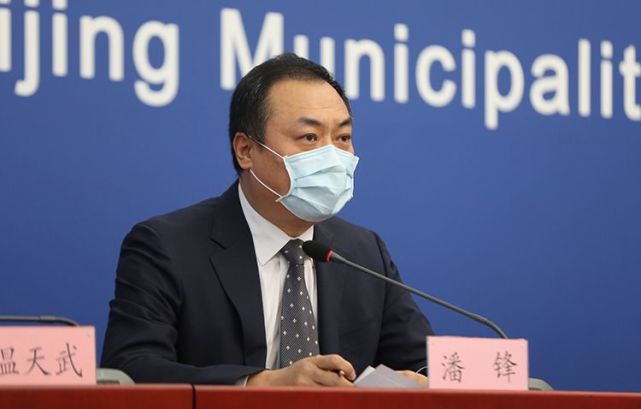 北京市经济和信息化局副局长潘锋介绍健康宝拓展情况.