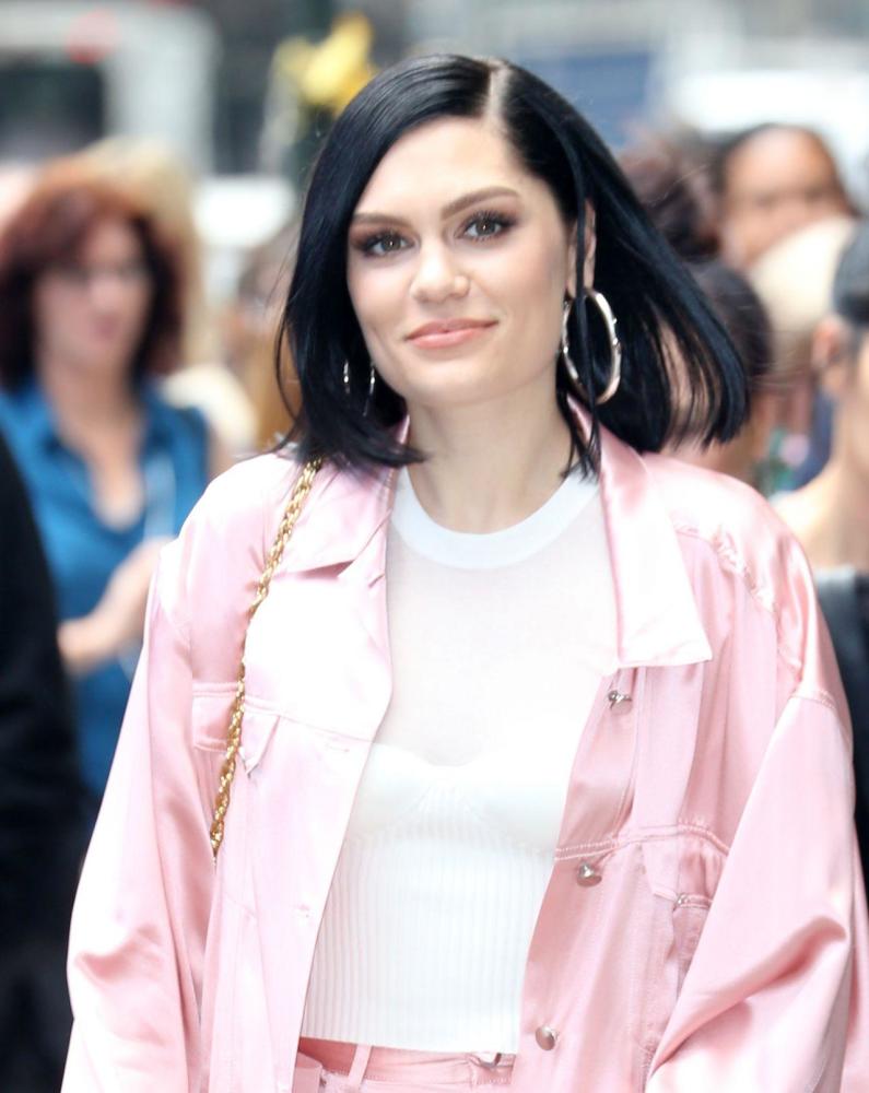 结石姐jessiej为全球音乐会录视频粉丝们惊讶住在酒店大堂