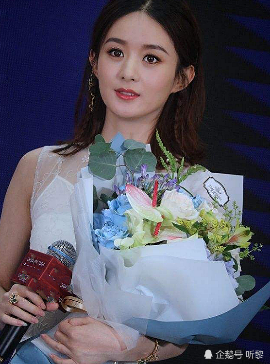 郑爽手捧花,赵丽颖手捧花,迪丽热巴手捧花,看到鞠婧祎:像是抱了个孩子