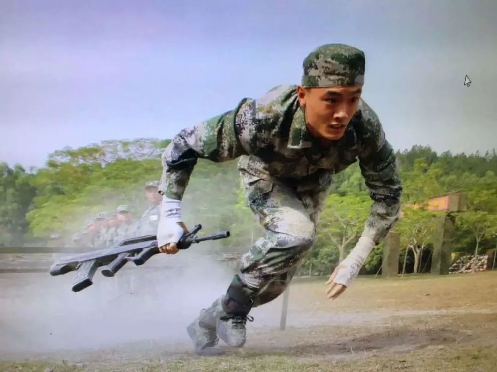 背5把枪跑武装越野的最强王者