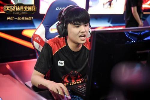 谁才是LOL世界第一ADC？看了RNG的比赛，玩家们恍然大悟