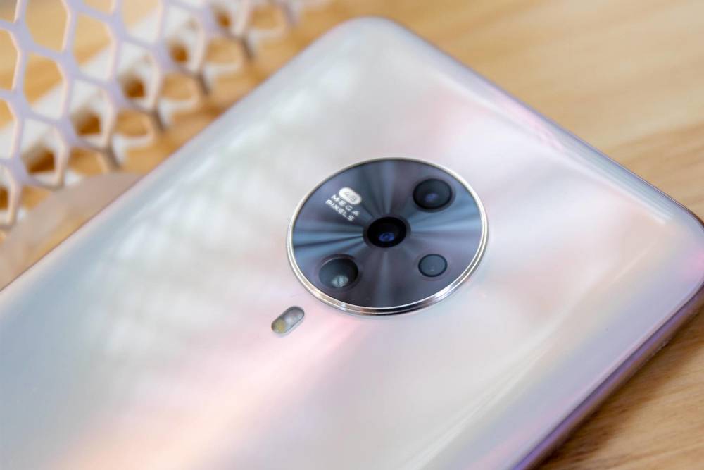 并且玻璃盖板表面还加入了类似黑胶唱片的纹理设计,使得整个摄像头