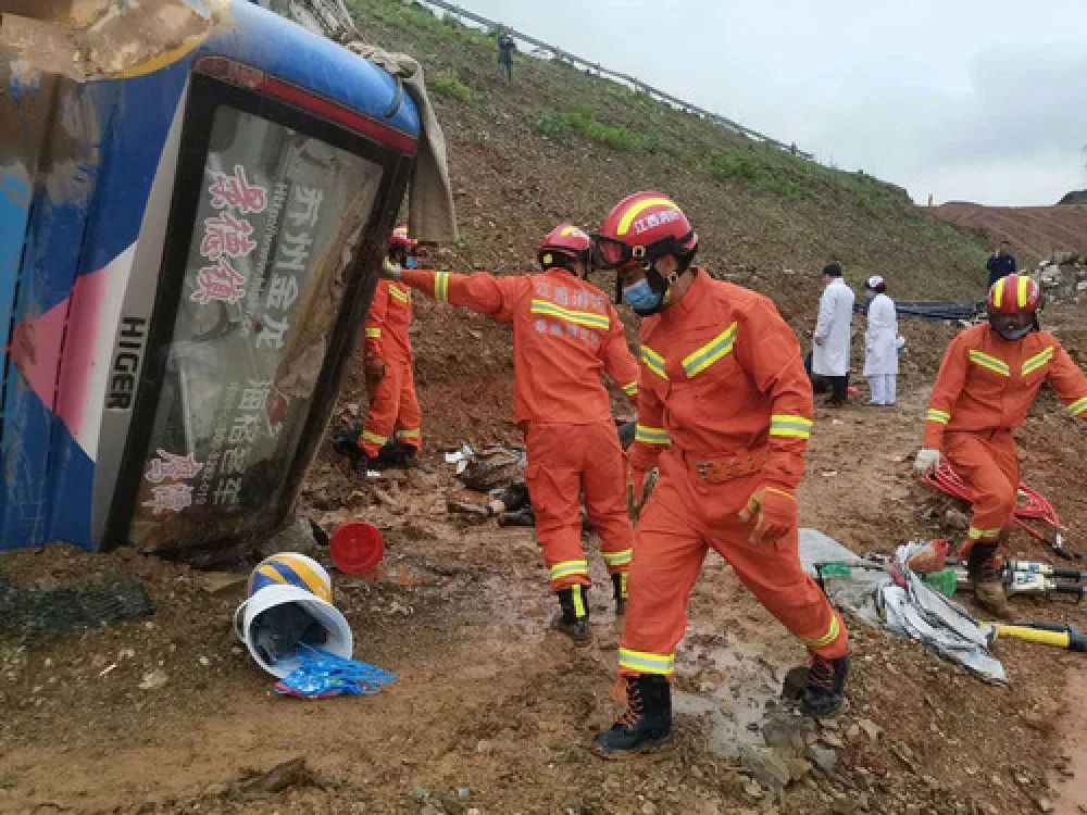 一輛由景德鎮市開往鷹潭市的客運中巴車在206國道樂平市境內發生側翻