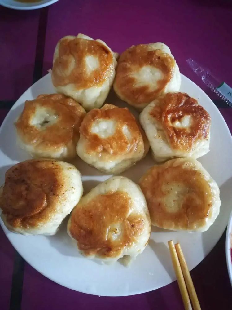 每天13时开始在伊宁市喀赞其民俗旅游区的光明街艾山江·亚生的水煎