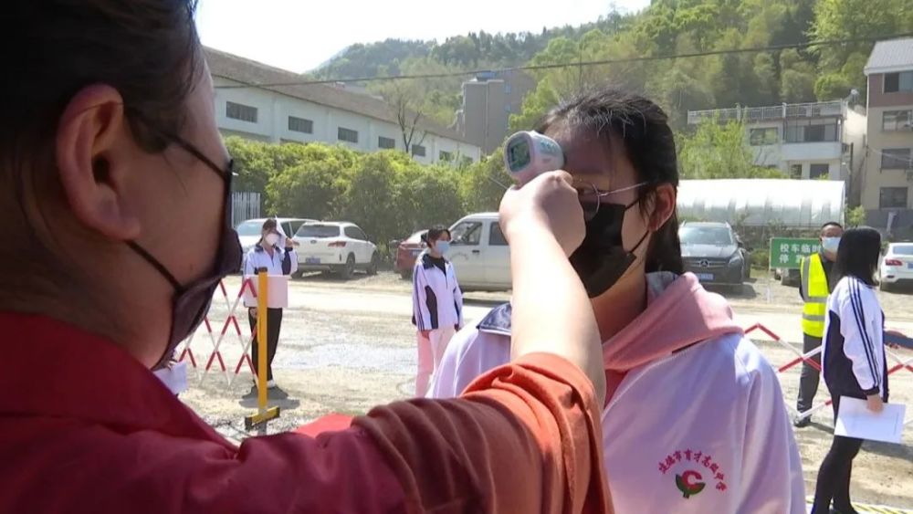 建德市育才高級中學常務副校長 喬東旺:我們學生返校來自各個地方