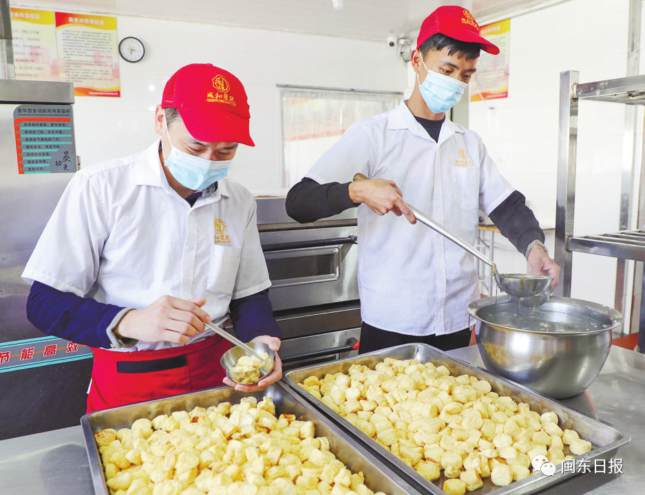 周宁一中食堂工作人员对食品进行取样.备战高考,我们一起加油!