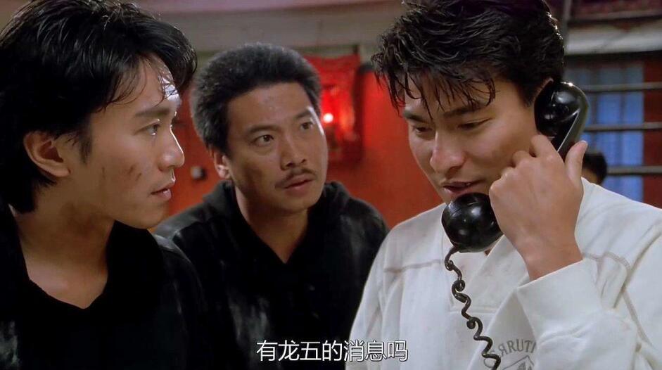 刘镇伟拉上当时还是星仔的周星驰模仿《赌神》拍了一部《赌圣》,没