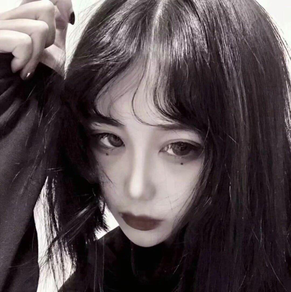 忧郁女生头像风沙穿透了我双眼可你却不会从我世界出现