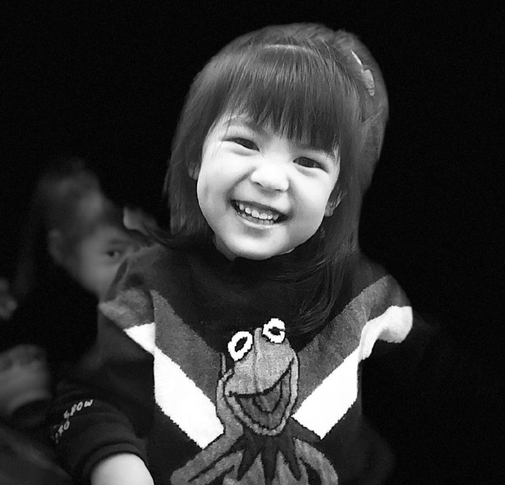 小时候的bo妞不爱笑,看到镜头总是严肃脸,如今一看到镜头就展露笑颜