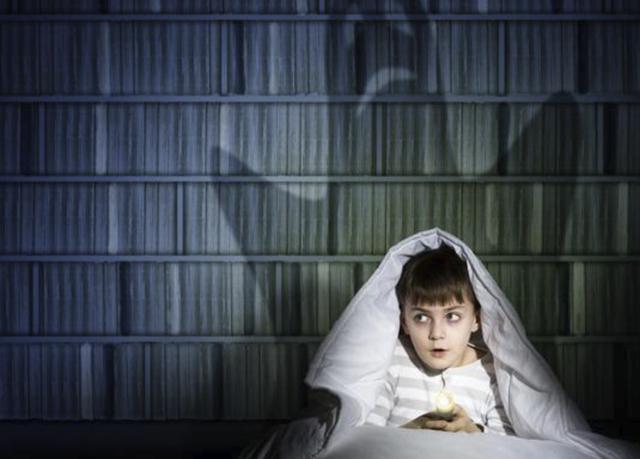 孩子怕黑怎么办?聪明妈妈可以这么做,给足"宝宝"安全感