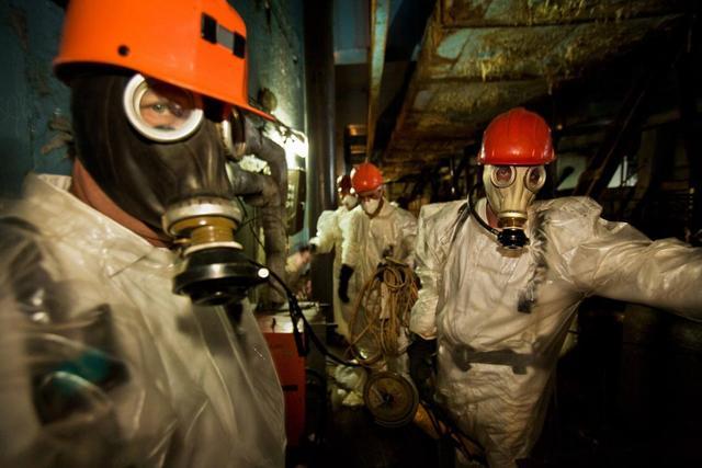 图为身穿防护服的人员在切尔诺贝利