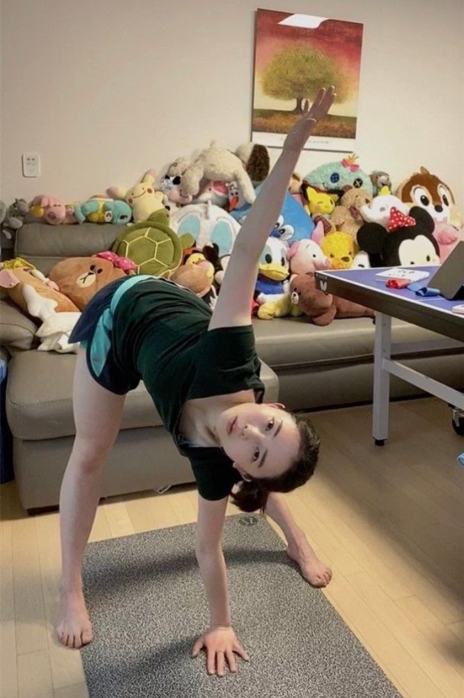 韩国美女球星田志希晒早餐练瑜伽享受生活这柔韧度太棒了