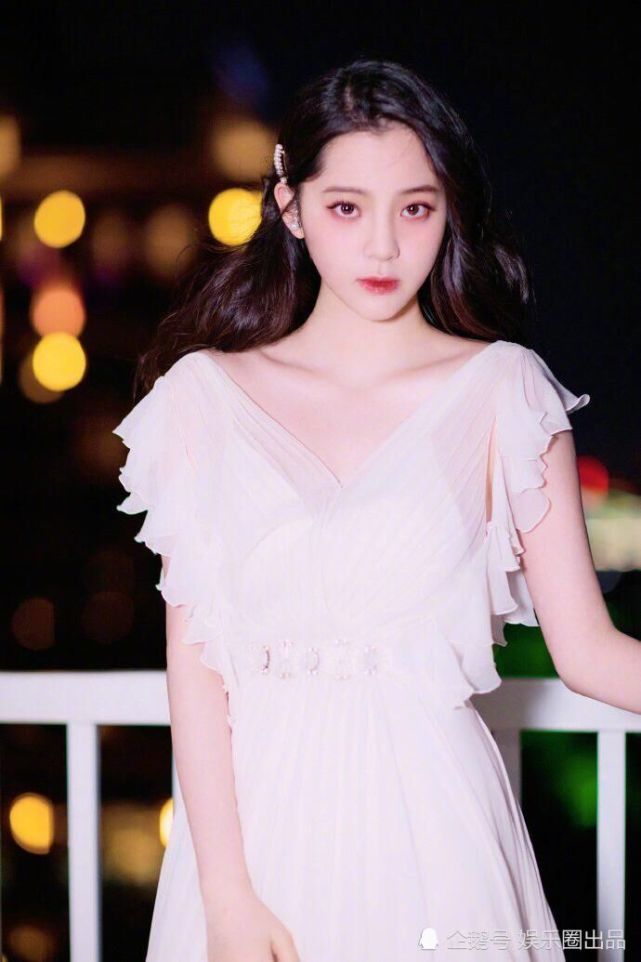 欧阳娜娜是一位00后女明星,虽然欧阳娜娜只有19岁而已,但是欧阳娜娜的