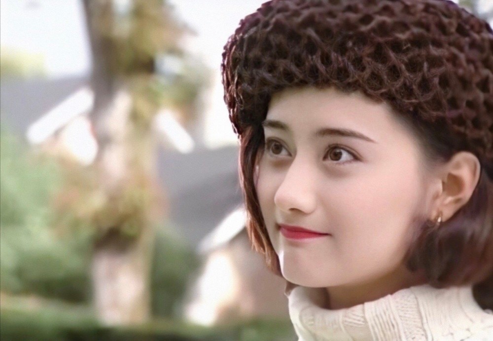 琼瑶剧里的陈德容,大眼睛俏鼻子加美艳红唇,灵气十足,简直美炸