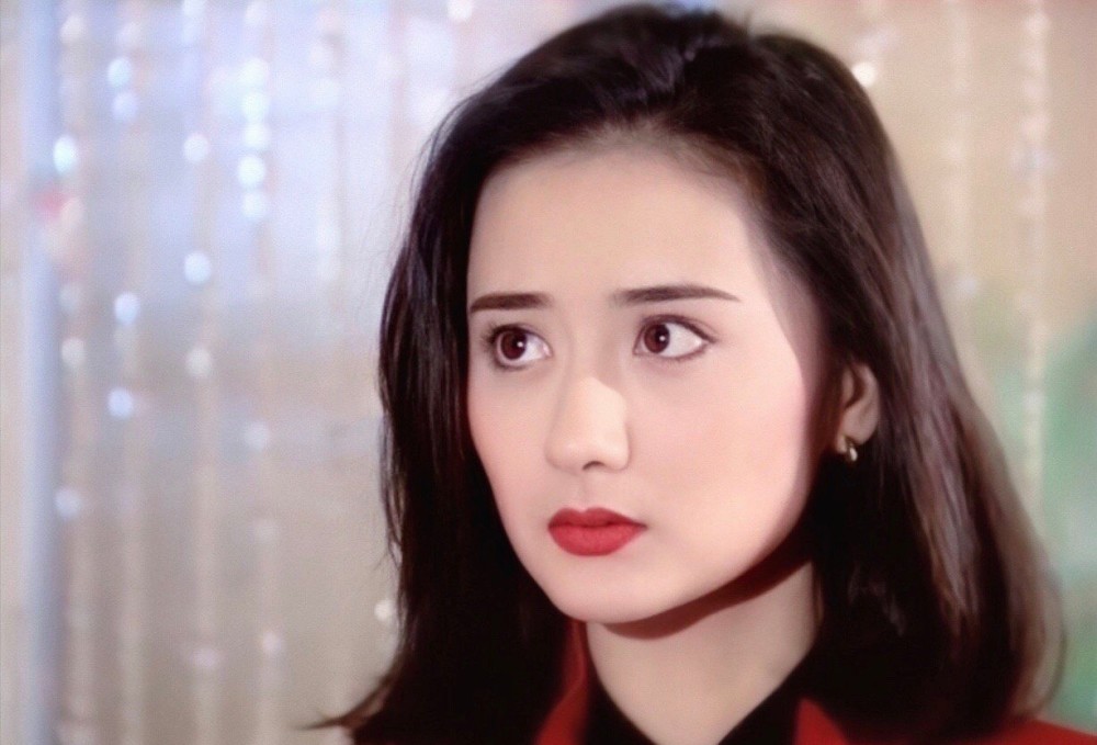 琼瑶剧里的陈德容,大眼睛俏鼻子加美艳红唇,灵气十足,简直美炸