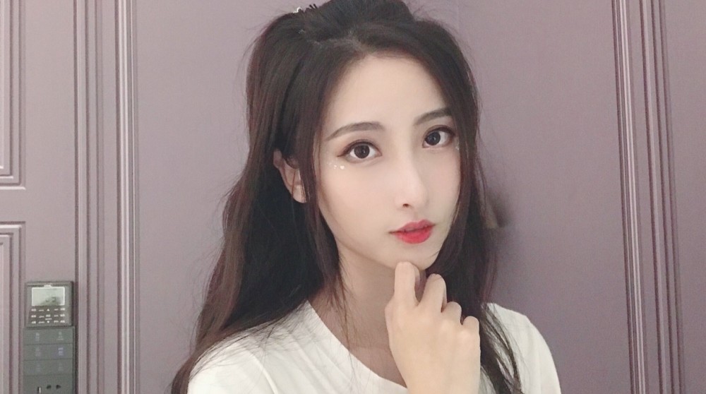LPL美女解说鼓鼓采访IG选手Puff频频打断对话，事后发微博道歉