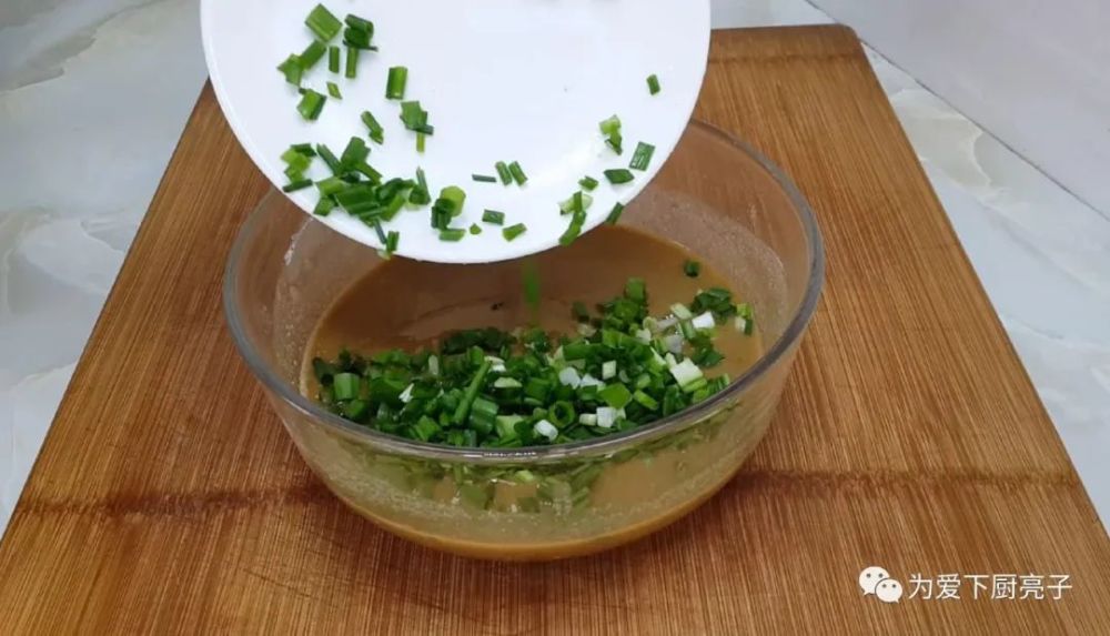倒入小葱碎,油酥搅拌均匀,自然放凉.