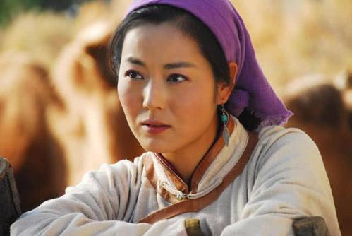 剧,塑造了多个栩栩如生的人物形象,例如《三连襟》中的女县长杜丽虹