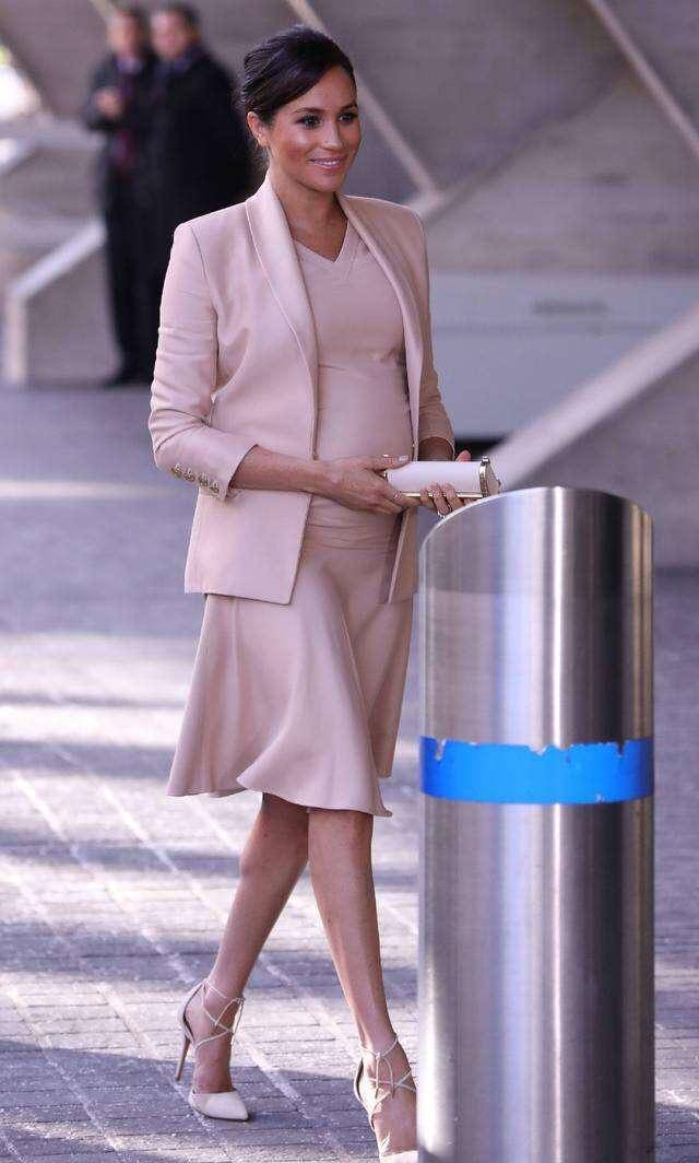 小黑裤勒出筷子腿,鸡窝头太煞风景