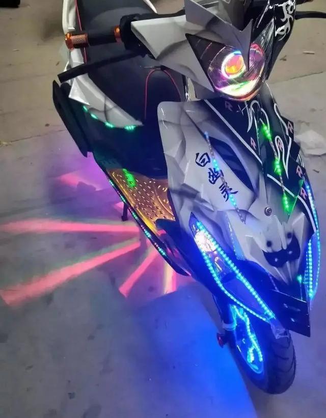 鼠标结构太简单了,不就是一个壳套着几个键和滚轮外加杀马特rgb灯.