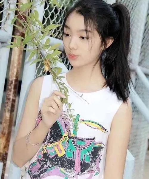 《创造101》里一个颜值争议巨大的不标准美人—李紫婷