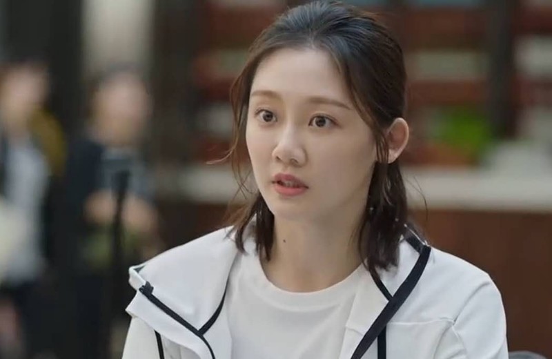 所以女主应该非穿最贵的衣服,化了两个小时见余欢水的梁安妮莫属了.