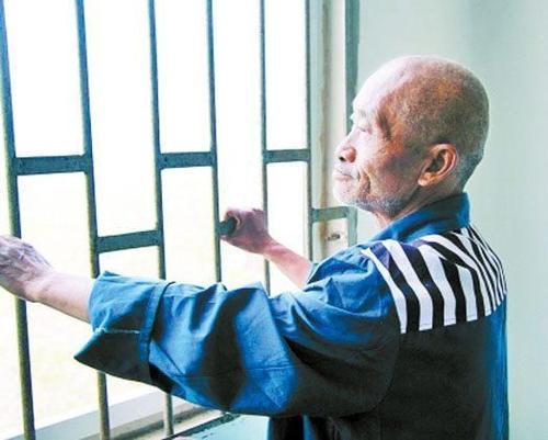 "无期刑犯"老到不能动,监狱会给他们养老吗?"答案"真让人心酸!