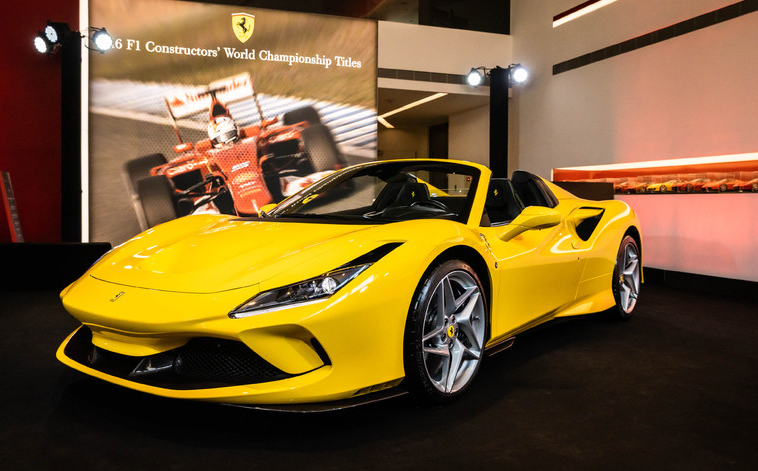 性能最强法拉利超跑亮相!极速340公里,敞篷造型比保时捷还帅气