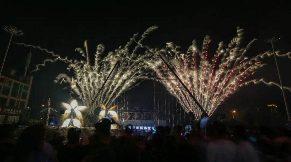 这个五一浏阳烟花联手10万亩高山杜鹃绽放大围山国家森林公园