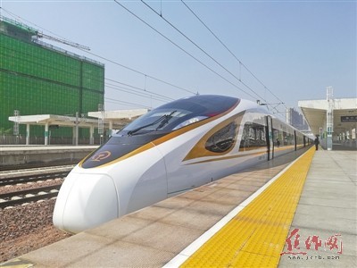 "金凤凰"亮相郑焦铁路 "复兴号"焦作首发启航