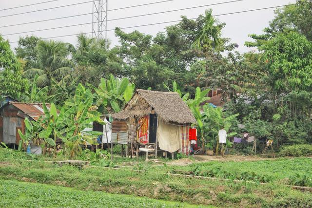 东南亚最贫穷的国家实拍当地一线城市居民区都是茅草屋