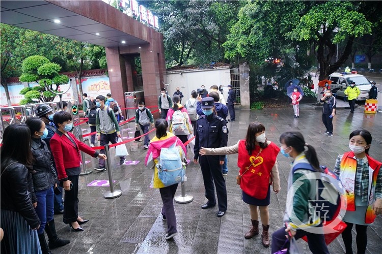 4月20日上午7点,伴随着春雨的滴落,重庆珊瑚中学明佳校区迎来了初三