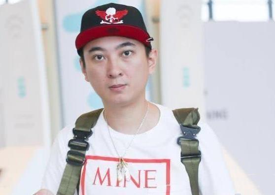 王思聪携女友酒吧通宵狂嗨，20位美女贴身陪伴，保镖开路排场大（组图） - 3