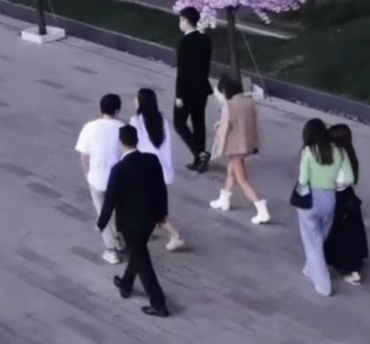 王思聪携女友酒吧通宵狂嗨，20位美女贴身陪伴，保镖开路排场大（组图） - 4
