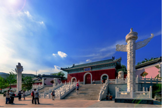 沂山东镇庙坐落于沂山东麓九龙口,东镇庙村东侧,背靠凤凰岭,面向汶水