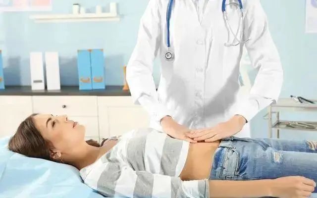 46歲女子,查出肺癌晚期,身體出現3粗2痛,去查一下肺ct