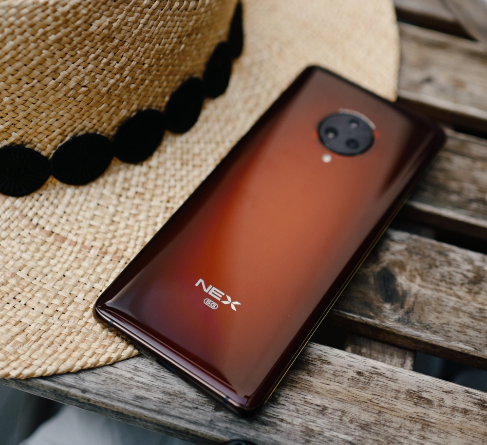 虽然业内也有其它采用超曲面屏幕的手机,但论视觉的惊艳程度,vivo nex